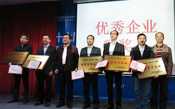 紀(jì)震副區(qū)長(zhǎng)、劉石明副局長(zhǎng)與創(chuàng)新管理優(yōu)秀企業(yè)代表合影留念